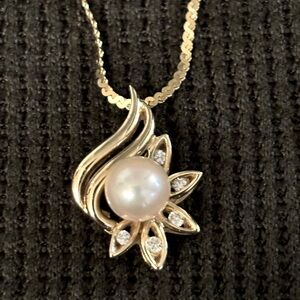 Helzberg 14K pearl/ diamond necklace